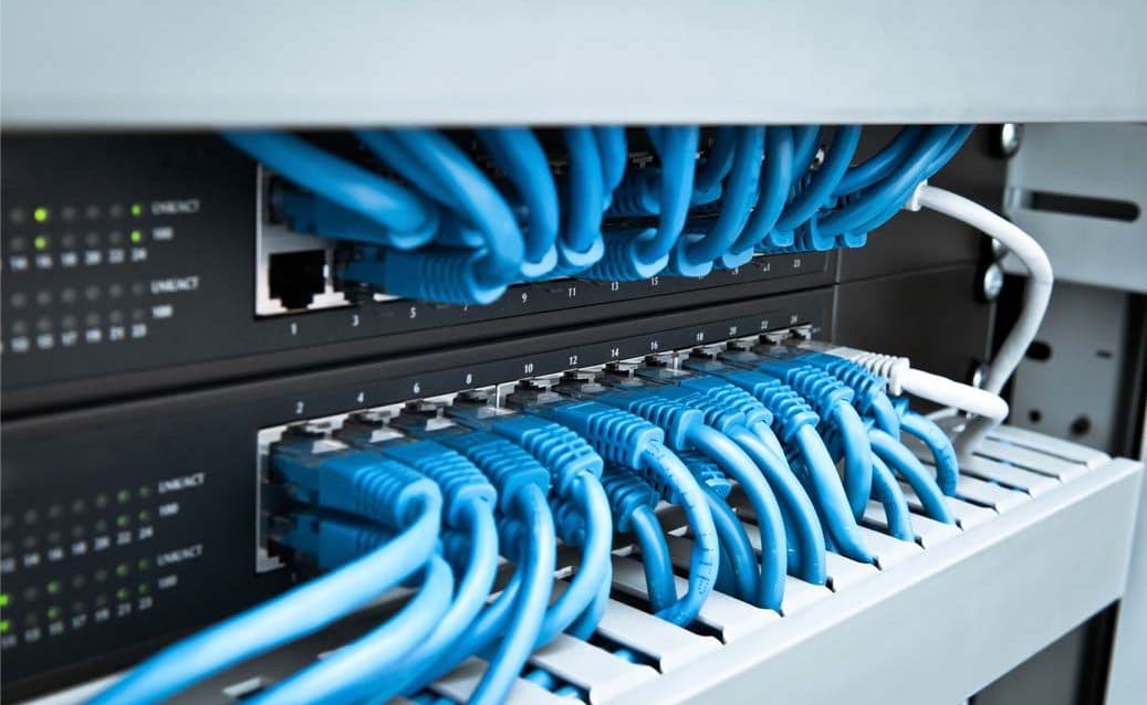 Câblage Ethernet réel en baie réseau, provenant des archives techniques